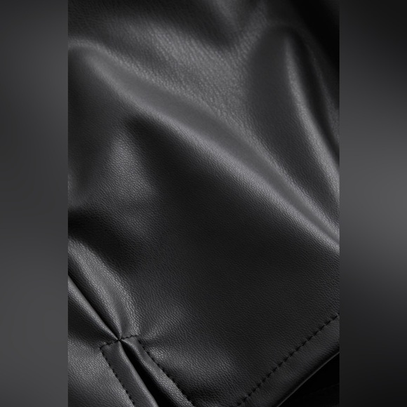 H&M mid rise vegan leather shorts size medium - Picture 3 of 6